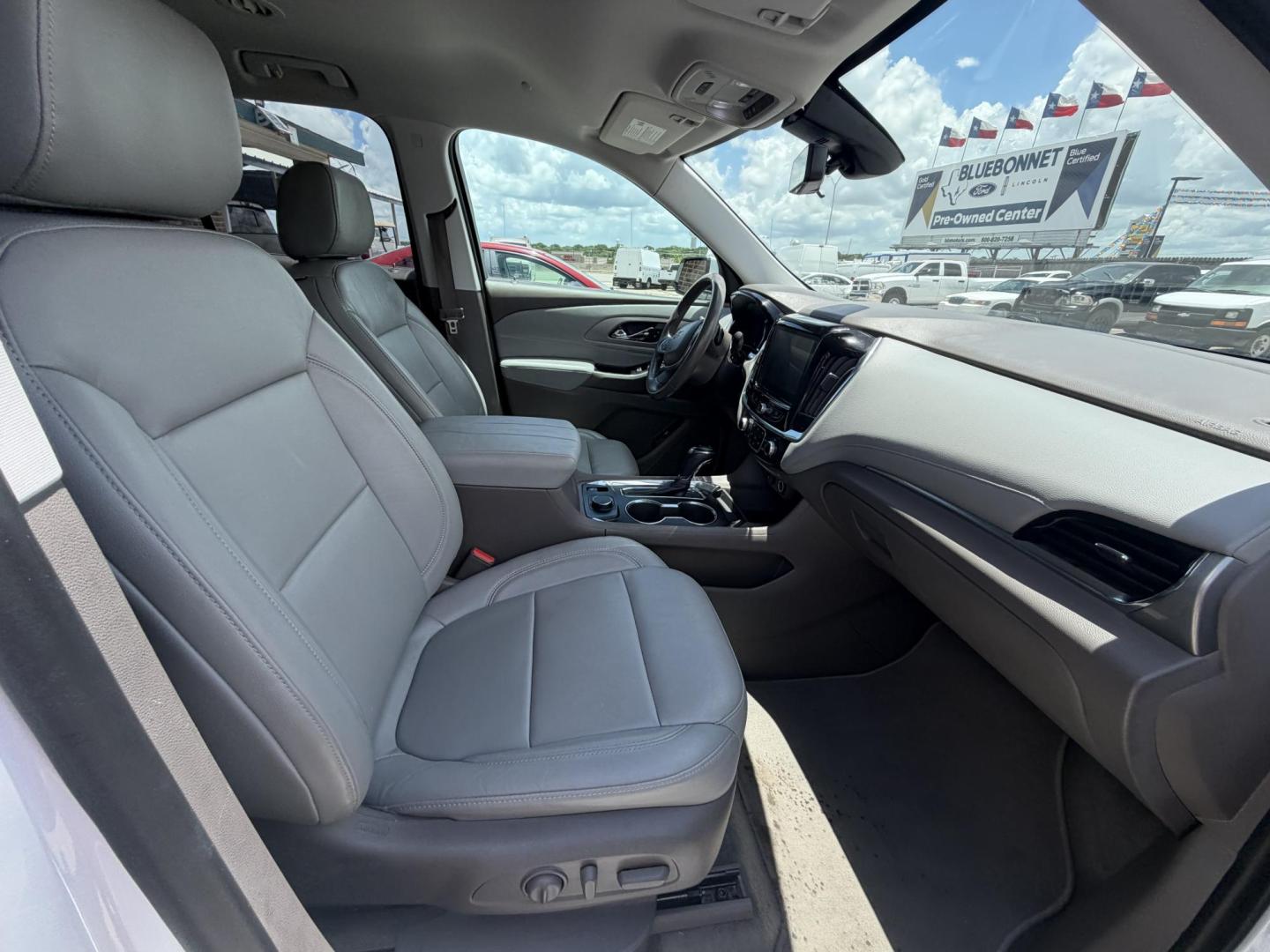 2018 White Chevrolet Traverse LT Leather FWD (1GNERHKW8JJ) with an 3.6L V6 DOHC 24V engine, 9A transmission, located at 1687 Business 35 S, New Braunfels, TX, 78130, (830) 625-7159, 29.655487, -98.051491 - Photo#3