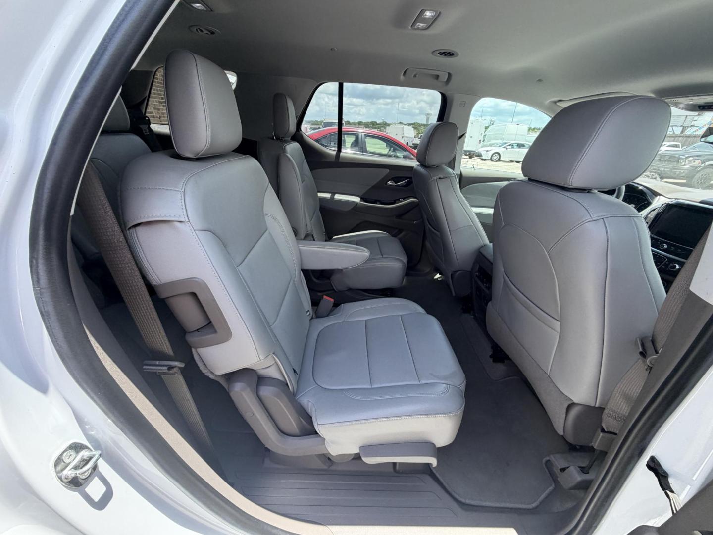2018 White Chevrolet Traverse LT Leather FWD (1GNERHKW8JJ) with an 3.6L V6 DOHC 24V engine, 9A transmission, located at 1687 Business 35 S, New Braunfels, TX, 78130, (830) 625-7159, 29.655487, -98.051491 - Photo#5