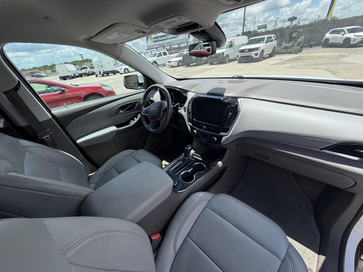 2018 White Chevrolet Traverse LT Leather FWD (1GNERHKW8JJ) with an 3.6L V6 DOHC 24V engine, 9A transmission, located at 1687 Business 35 S, New Braunfels, TX, 78130, (830) 625-7159, 29.655487, -98.051491 - Photo#4