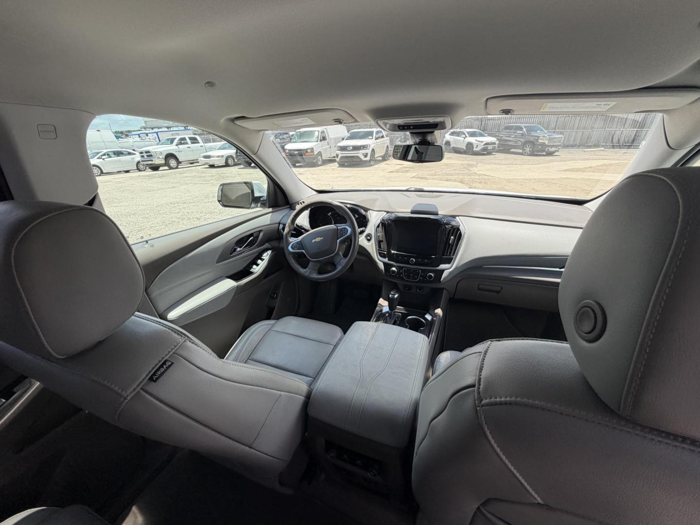 2018 White Chevrolet Traverse LT Leather FWD (1GNERHKW8JJ) with an 3.6L V6 DOHC 24V engine, 9A transmission, located at 1687 Business 35 S, New Braunfels, TX, 78130, (830) 625-7159, 29.655487, -98.051491 - Photo#7