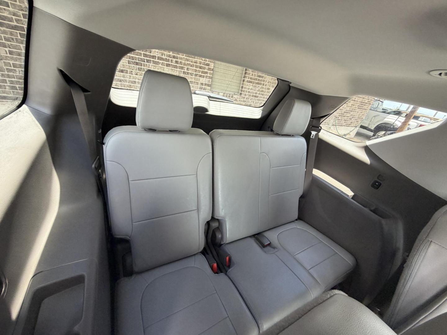2018 White Chevrolet Traverse LT Leather FWD (1GNERHKW8JJ) with an 3.6L V6 DOHC 24V engine, 9A transmission, located at 1687 Business 35 S, New Braunfels, TX, 78130, (830) 625-7159, 29.655487, -98.051491 - Photo#6