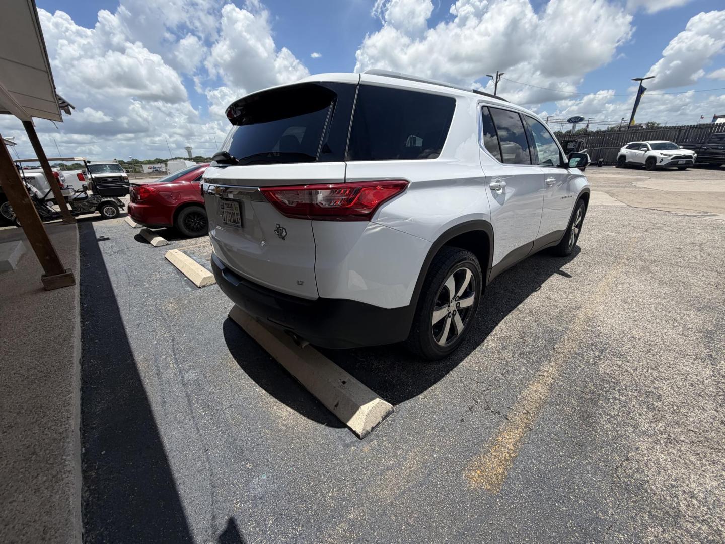 2018 White Chevrolet Traverse LT Leather FWD (1GNERHKW8JJ) with an 3.6L V6 DOHC 24V engine, 9A transmission, located at 1687 Business 35 S, New Braunfels, TX, 78130, (830) 625-7159, 29.655487, -98.051491 - Photo#8