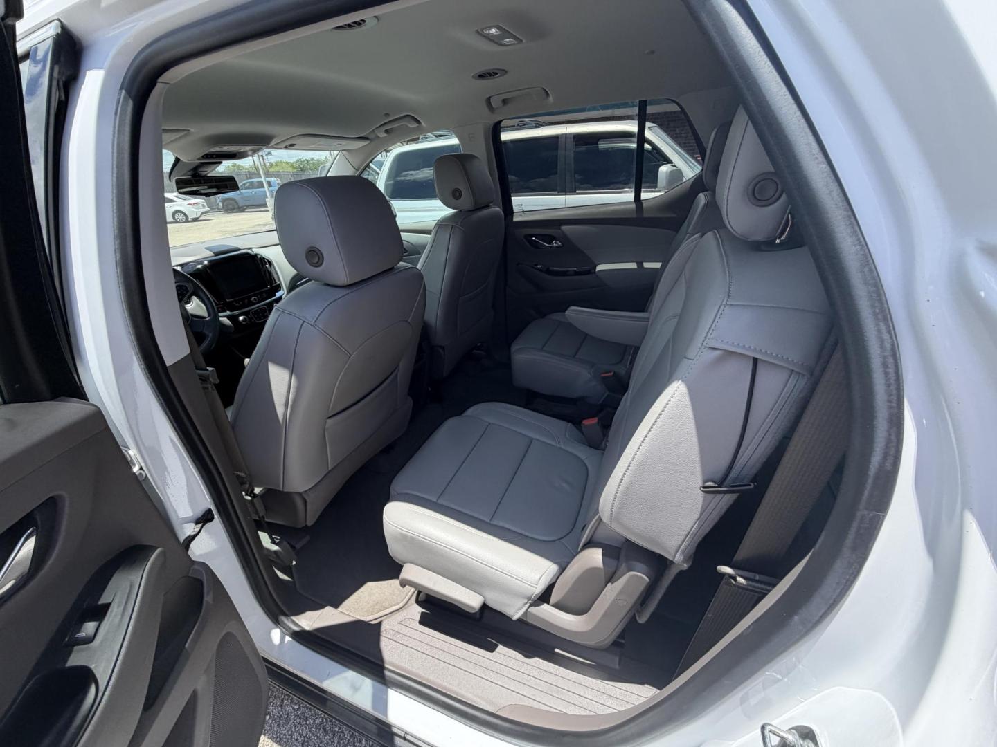 2018 White Chevrolet Traverse LT Leather FWD (1GNERHKW8JJ) with an 3.6L V6 DOHC 24V engine, 9A transmission, located at 1687 Business 35 S, New Braunfels, TX, 78130, (830) 625-7159, 29.655487, -98.051491 - Photo#11