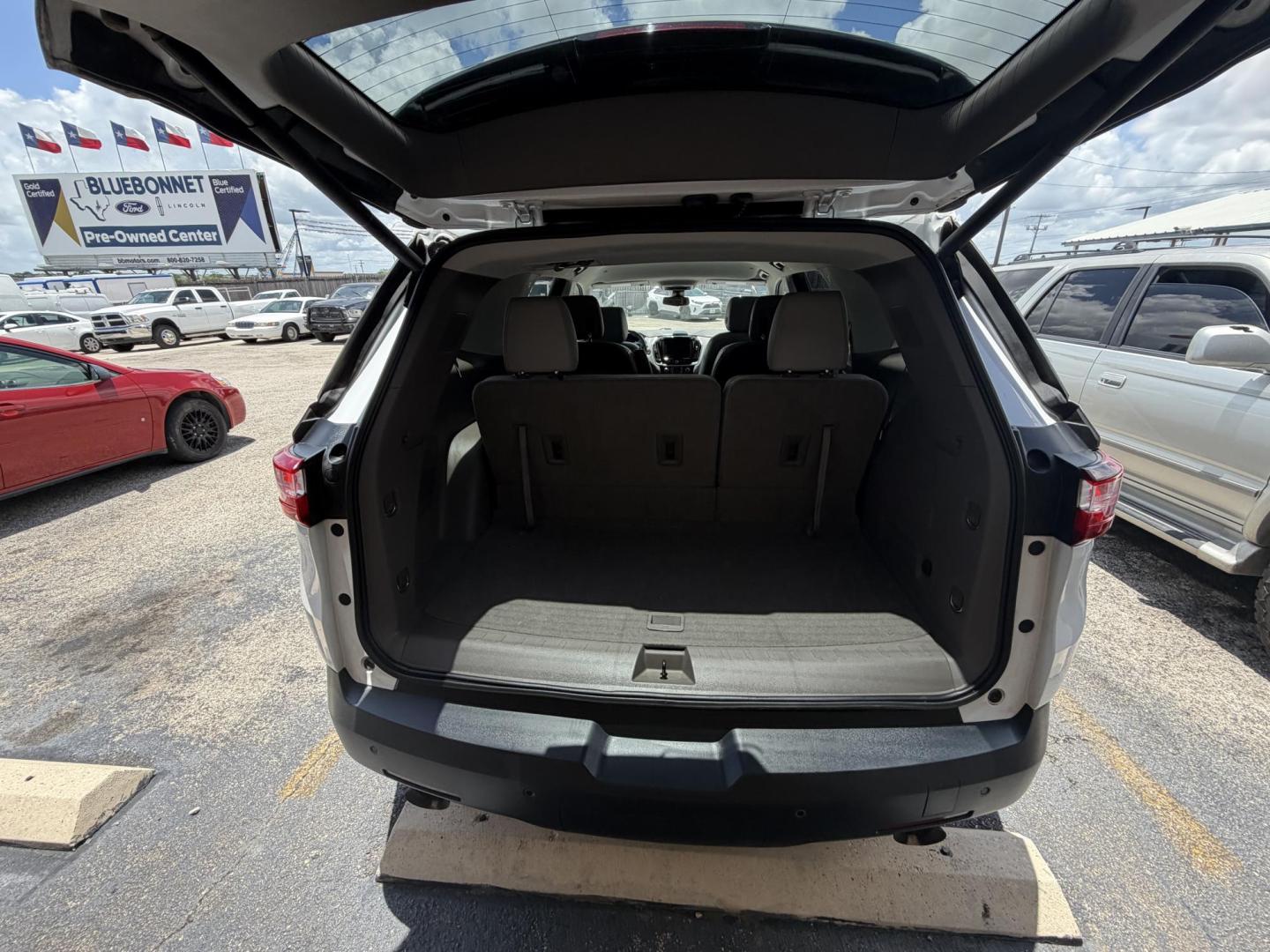 2018 White Chevrolet Traverse LT Leather FWD (1GNERHKW8JJ) with an 3.6L V6 DOHC 24V engine, 9A transmission, located at 1687 Business 35 S, New Braunfels, TX, 78130, (830) 625-7159, 29.655487, -98.051491 - Photo#9