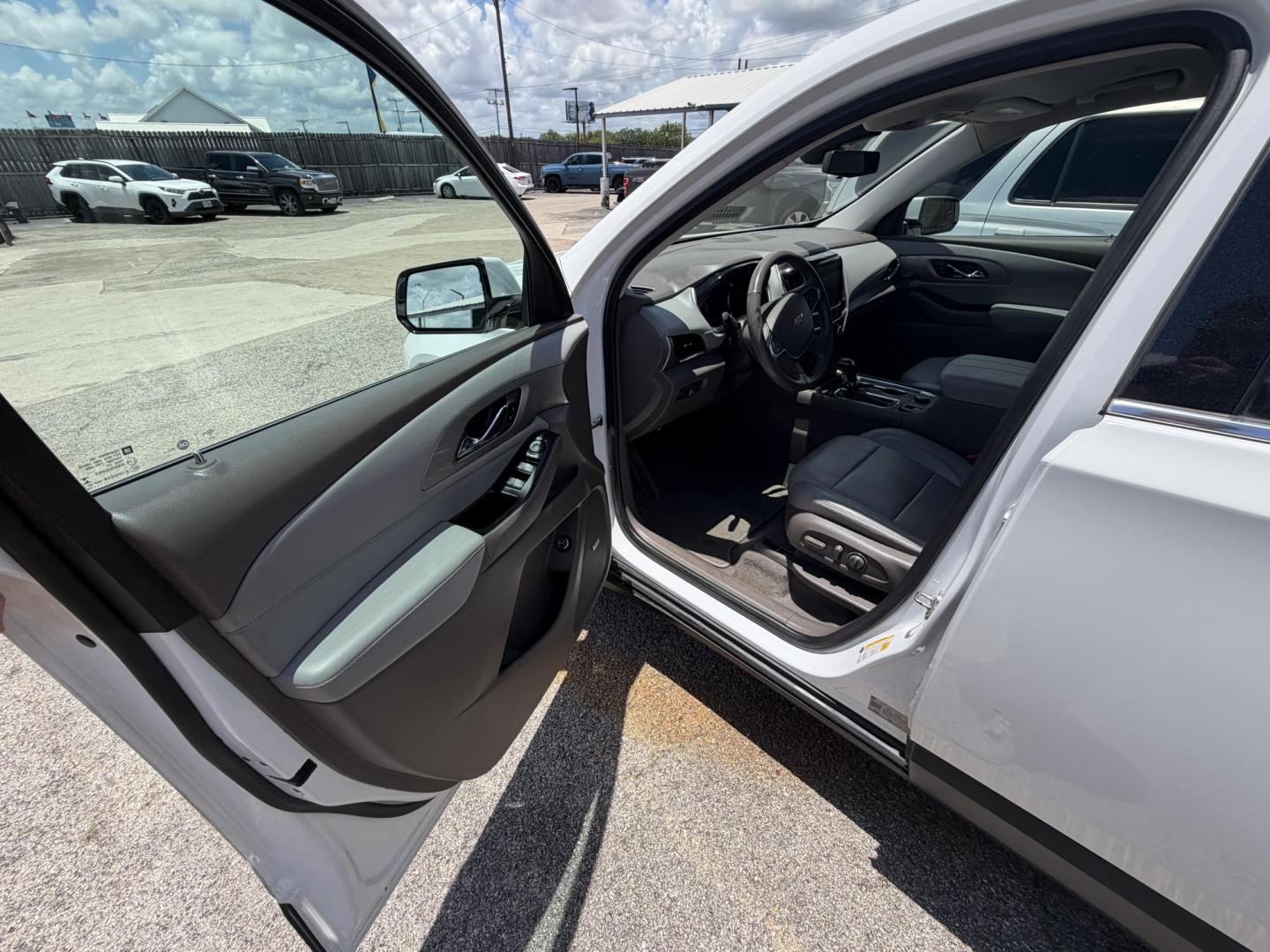2018 White Chevrolet Traverse LT Leather FWD (1GNERHKW8JJ) with an 3.6L V6 DOHC 24V engine, 9A transmission, located at 1687 Business 35 S, New Braunfels, TX, 78130, (830) 625-7159, 29.655487, -98.051491 - Photo#12