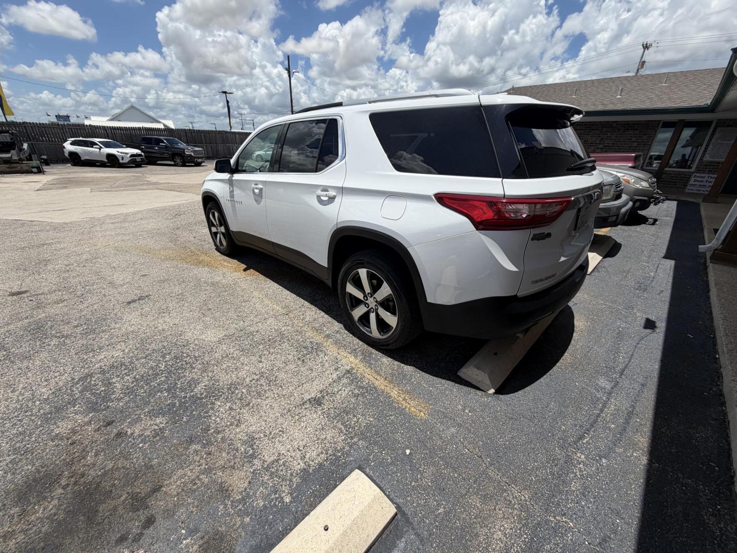 2018 White Chevrolet Traverse LT Leather FWD (1GNERHKW8JJ) with an 3.6L V6 DOHC 24V engine, 9A transmission, located at 1687 Business 35 S, New Braunfels, TX, 78130, (830) 625-7159, 29.655487, -98.051491 - Photo#10