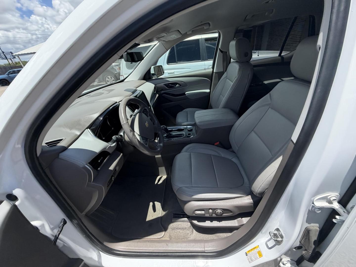 2018 White Chevrolet Traverse LT Leather FWD (1GNERHKW8JJ) with an 3.6L V6 DOHC 24V engine, 9A transmission, located at 1687 Business 35 S, New Braunfels, TX, 78130, (830) 625-7159, 29.655487, -98.051491 - Photo#13