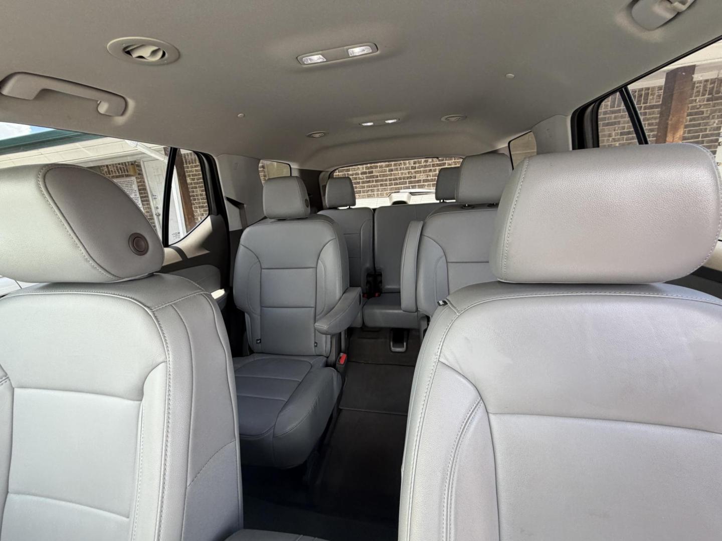 2018 White Chevrolet Traverse LT Leather FWD (1GNERHKW8JJ) with an 3.6L V6 DOHC 24V engine, 9A transmission, located at 1687 Business 35 S, New Braunfels, TX, 78130, (830) 625-7159, 29.655487, -98.051491 - Photo#16