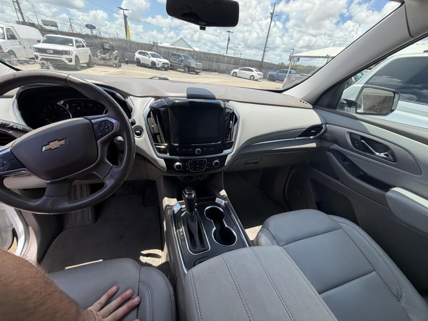 2018 White Chevrolet Traverse LT Leather FWD (1GNERHKW8JJ) with an 3.6L V6 DOHC 24V engine, 9A transmission, located at 1687 Business 35 S, New Braunfels, TX, 78130, (830) 625-7159, 29.655487, -98.051491 - Photo#15