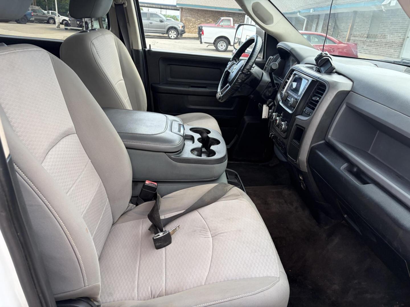 2017 White RAM 3500 Tradesman Crew Cab 4WD DRW (3C63RRGL1HG) with an 6.7L L6 OHV 24V TURBO DIESEL engine, 6A transmission, located at 1687 Business 35 S, New Braunfels, TX, 78130, (830) 625-7159, 29.655487, -98.051491 - Photo#2