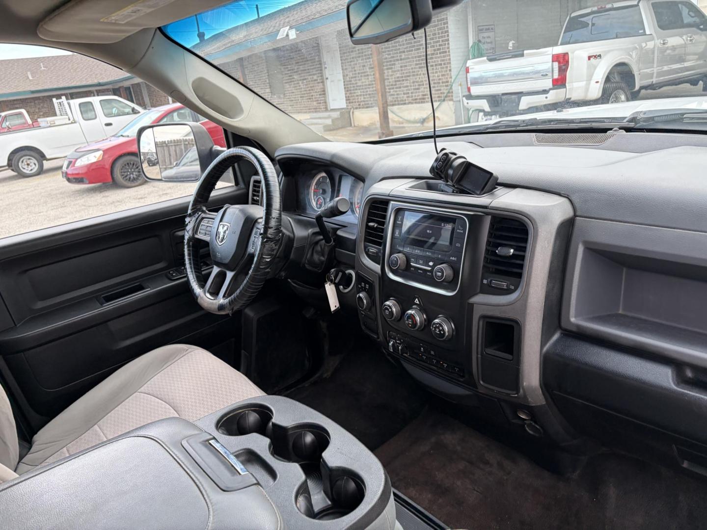 2017 White RAM 3500 Tradesman Crew Cab 4WD DRW (3C63RRGL1HG) with an 6.7L L6 OHV 24V TURBO DIESEL engine, 6A transmission, located at 1687 Business 35 S, New Braunfels, TX, 78130, (830) 625-7159, 29.655487, -98.051491 - Photo#3
