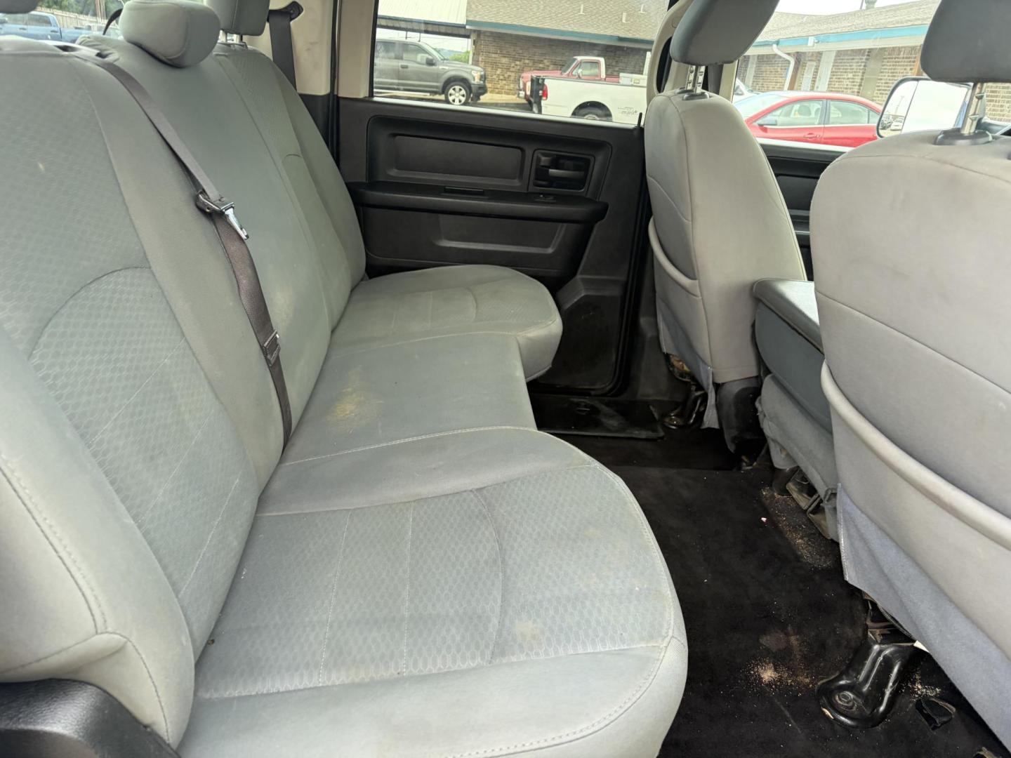 2017 White RAM 3500 Tradesman Crew Cab 4WD DRW (3C63RRGL1HG) with an 6.7L L6 OHV 24V TURBO DIESEL engine, 6A transmission, located at 1687 Business 35 S, New Braunfels, TX, 78130, (830) 625-7159, 29.655487, -98.051491 - Photo#4