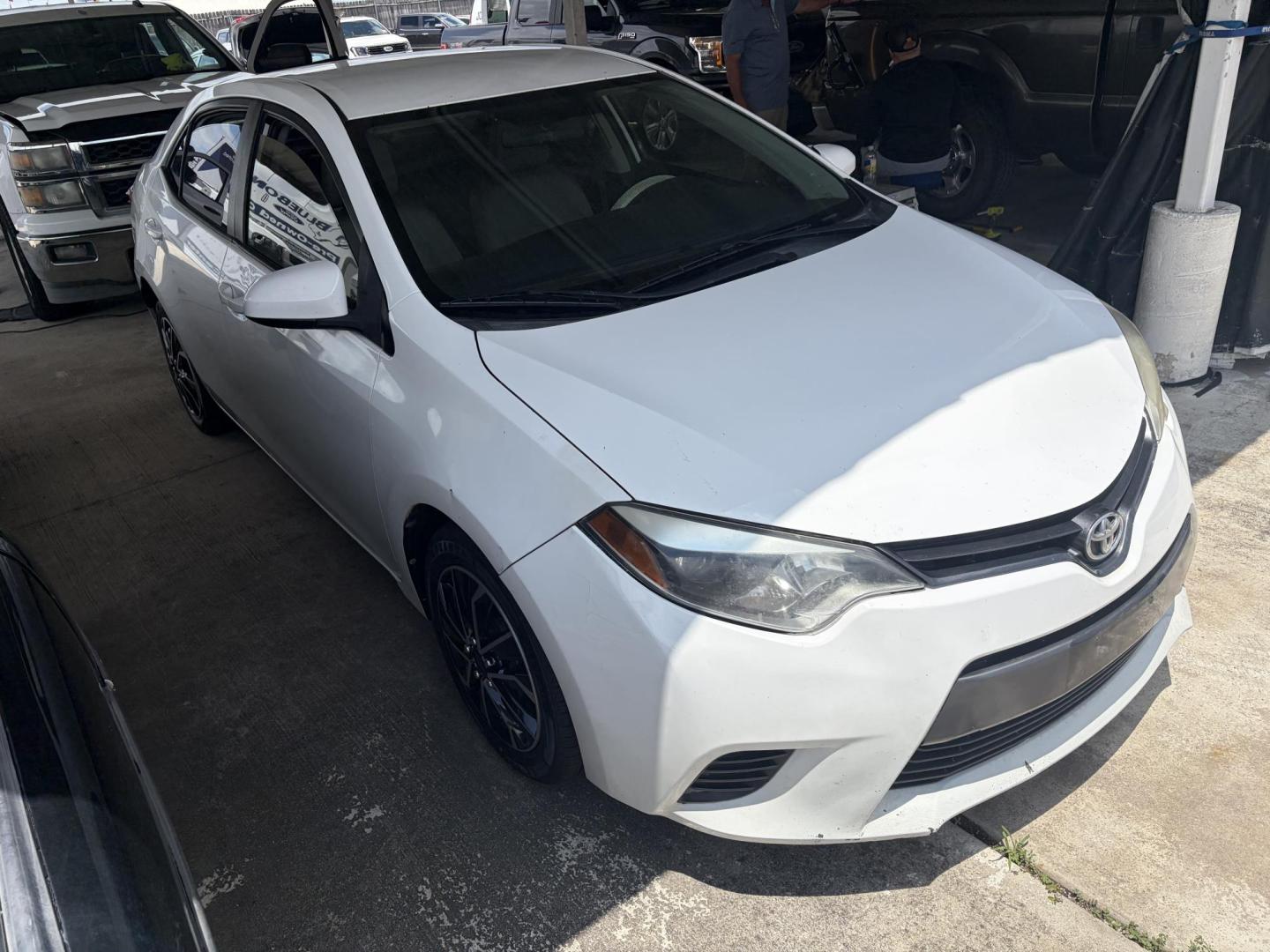 2016 White Toyota Corolla L 4-Speed AT (5YFBURHE0GP) with an 1.8L L4 DOHC 16V engine, 4A transmission, located at 1687 Business 35 S, New Braunfels, TX, 78130, (830) 625-7159, 29.655487, -98.051491 - Photo#1