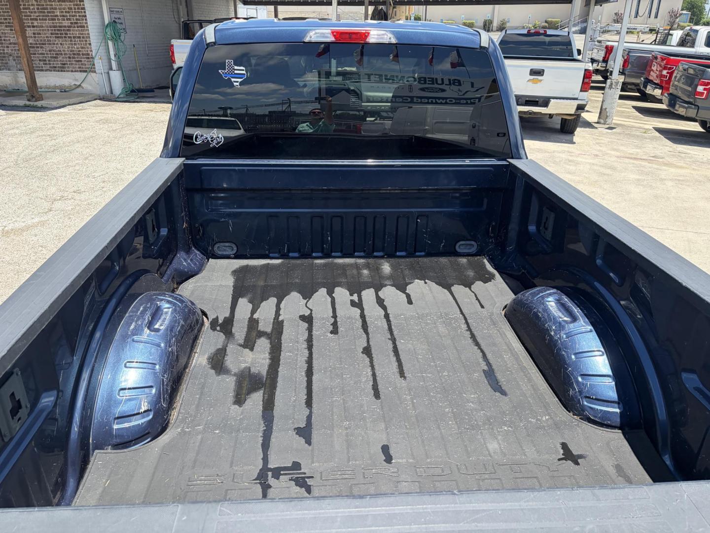 2017 Blue Ford F-250 SD XLT Crew Cab 4WD (1FT7W2B6XHE) with an 6.2L V8 OHV 16V engine, 6A transmission, located at 1687 Business 35 S, New Braunfels, TX, 78130, (830) 625-7159, 29.655487, -98.051491 - Photo#6