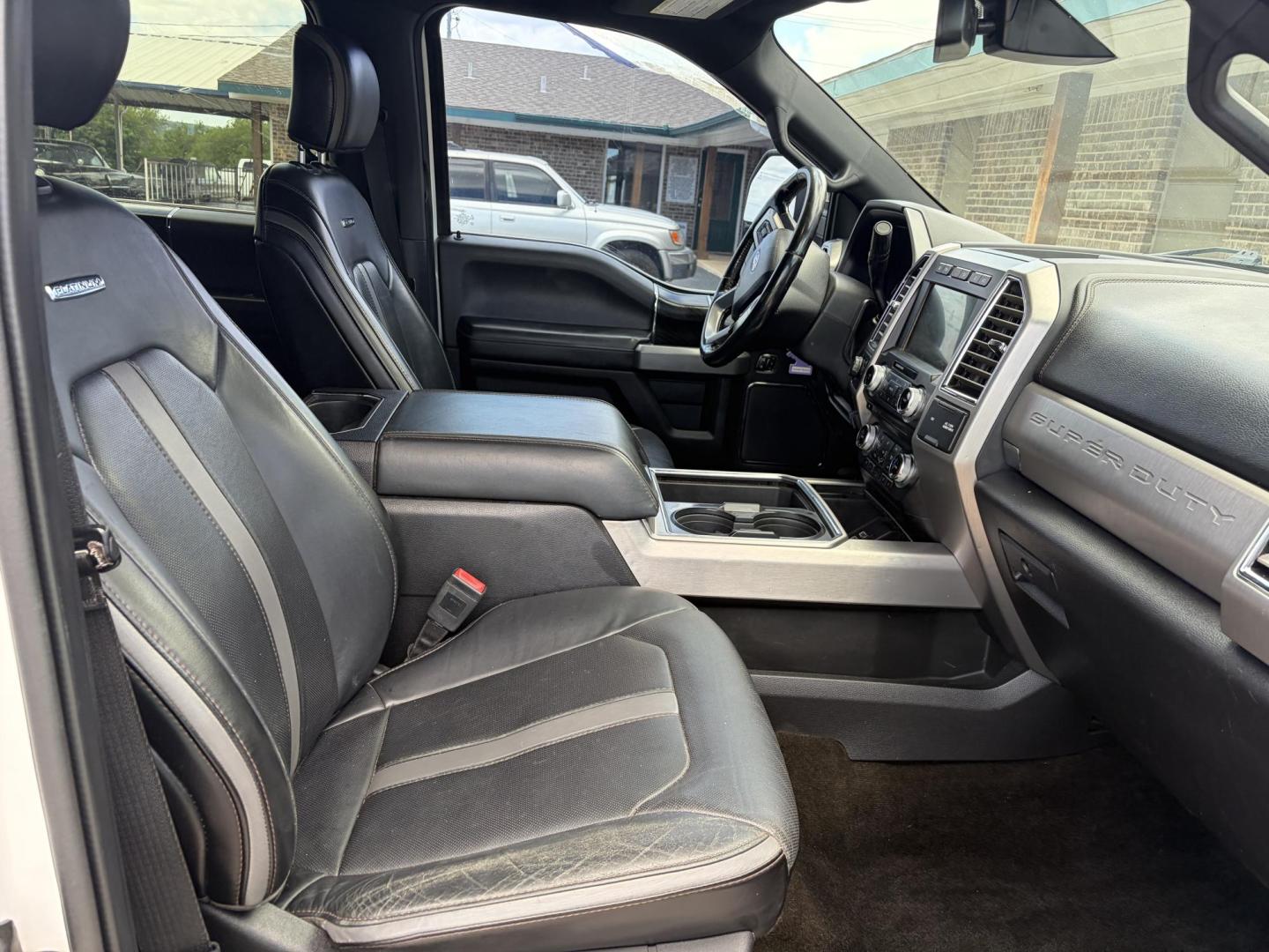 2018 White Ford F-450 SD Platinum Crew Cab DRW 4WD (1FT8W4DT5JE) with an 6.7L V8 OHV 16V DIESEL engine, 6A transmission, located at 1687 Business 35 S, New Braunfels, TX, 78130, (830) 625-7159, 29.655487, -98.051491 - Photo#2