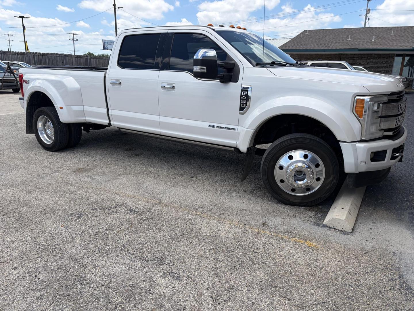 2018 White Ford F-450 SD Platinum Crew Cab DRW 4WD (1FT8W4DT5JE) with an 6.7L V8 OHV 16V DIESEL engine, 6A transmission, located at 1687 Business 35 S, New Braunfels, TX, 78130, (830) 625-7159, 29.655487, -98.051491 - Photo#1