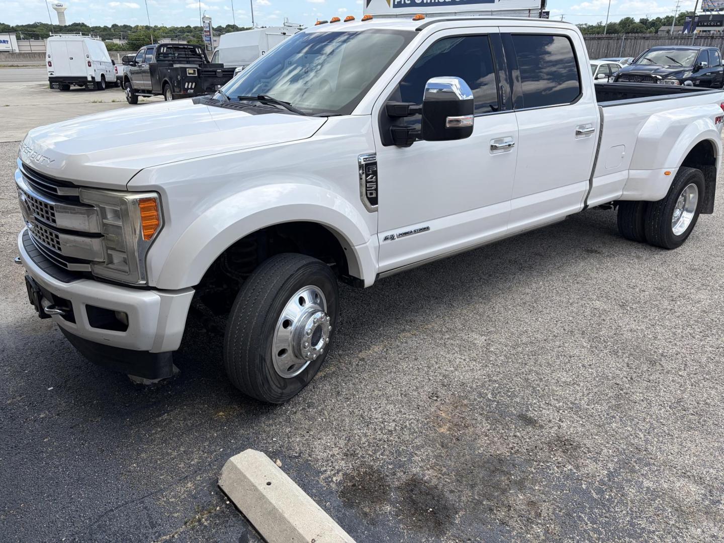 2018 White Ford F-450 SD Platinum Crew Cab DRW 4WD (1FT8W4DT5JE) with an 6.7L V8 OHV 16V DIESEL engine, 6A transmission, located at 1687 Business 35 S, New Braunfels, TX, 78130, (830) 625-7159, 29.655487, -98.051491 - Photo#0