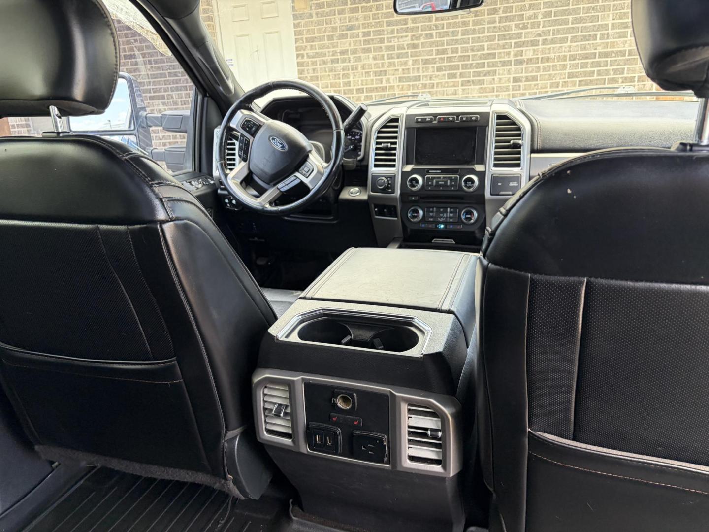 2018 White Ford F-450 SD Platinum Crew Cab DRW 4WD (1FT8W4DT5JE) with an 6.7L V8 OHV 16V DIESEL engine, 6A transmission, located at 1687 Business 35 S, New Braunfels, TX, 78130, (830) 625-7159, 29.655487, -98.051491 - Photo#5
