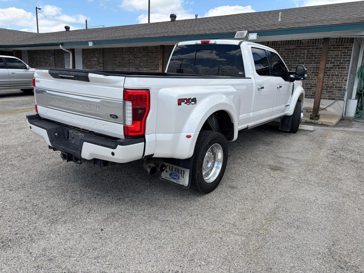 2018 White Ford F-450 SD Platinum Crew Cab DRW 4WD (1FT8W4DT5JE) with an 6.7L V8 OHV 16V DIESEL engine, 6A transmission, located at 1687 Business 35 S, New Braunfels, TX, 78130, (830) 625-7159, 29.655487, -98.051491 - Photo#6