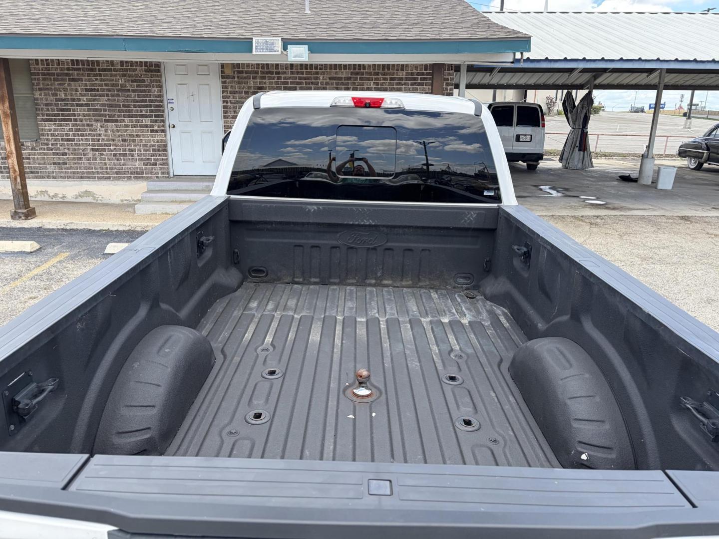 2018 White Ford F-450 SD Platinum Crew Cab DRW 4WD (1FT8W4DT5JE) with an 6.7L V8 OHV 16V DIESEL engine, 6A transmission, located at 1687 Business 35 S, New Braunfels, TX, 78130, (830) 625-7159, 29.655487, -98.051491 - Photo#8