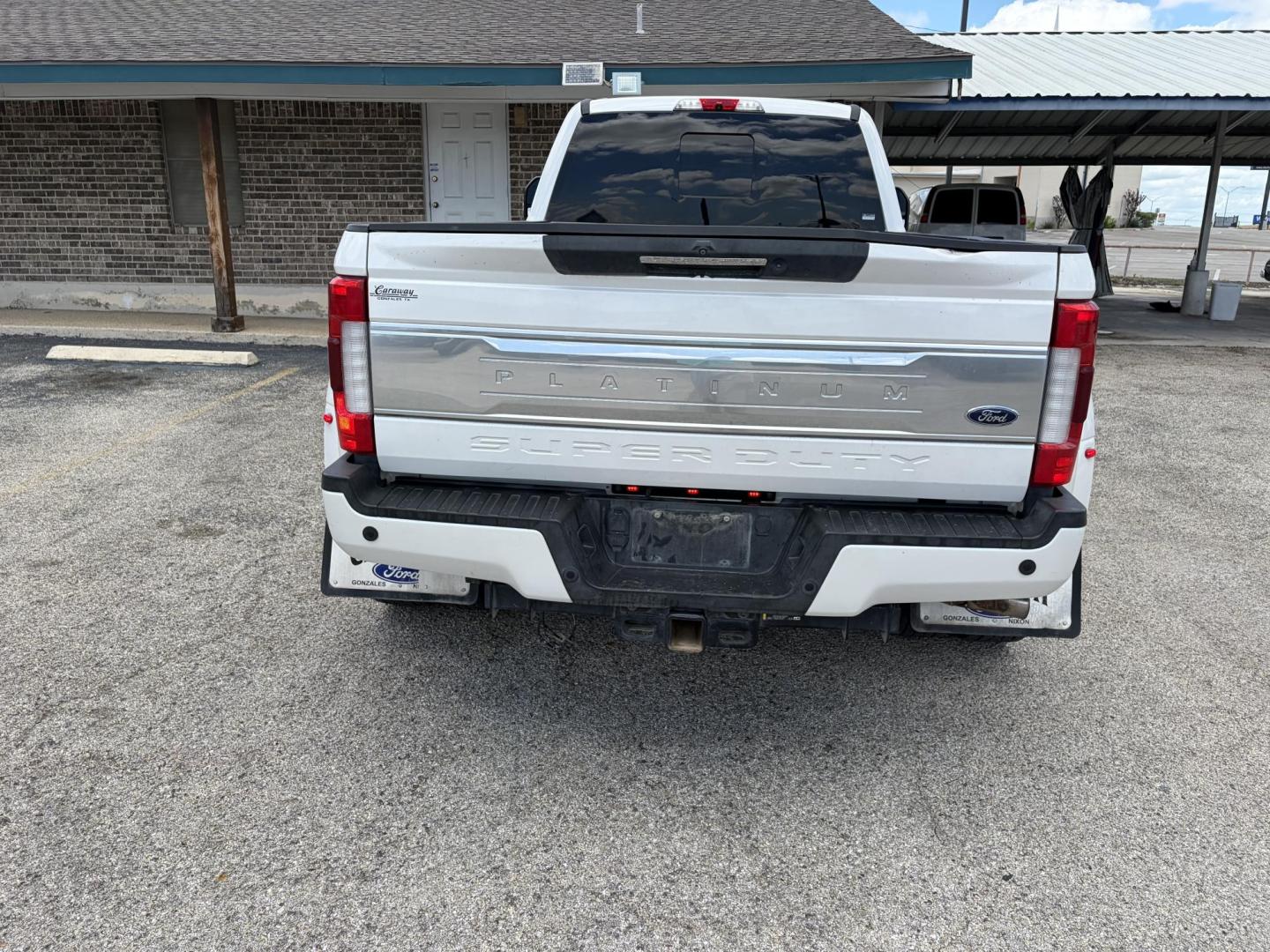 2018 White Ford F-450 SD Platinum Crew Cab DRW 4WD (1FT8W4DT5JE) with an 6.7L V8 OHV 16V DIESEL engine, 6A transmission, located at 1687 Business 35 S, New Braunfels, TX, 78130, (830) 625-7159, 29.655487, -98.051491 - Photo#7