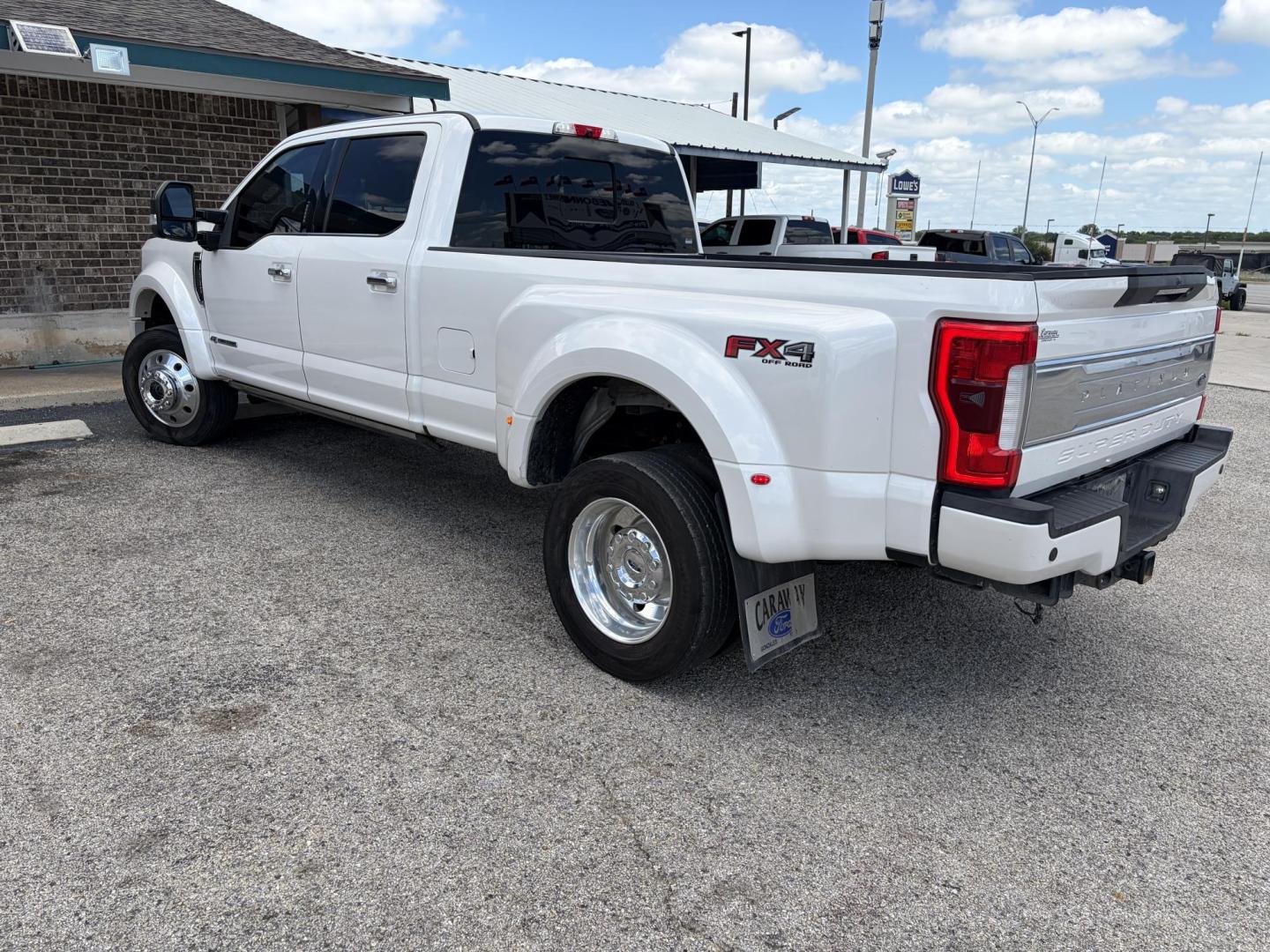 2018 White Ford F-450 SD Platinum Crew Cab DRW 4WD (1FT8W4DT5JE) with an 6.7L V8 OHV 16V DIESEL engine, 6A transmission, located at 1687 Business 35 S, New Braunfels, TX, 78130, (830) 625-7159, 29.655487, -98.051491 - Photo#9
