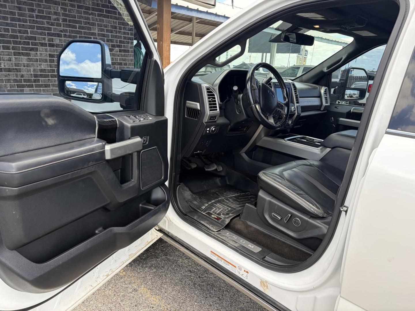 2018 White Ford F-450 SD Platinum Crew Cab DRW 4WD (1FT8W4DT5JE) with an 6.7L V8 OHV 16V DIESEL engine, 6A transmission, located at 1687 Business 35 S, New Braunfels, TX, 78130, (830) 625-7159, 29.655487, -98.051491 - Photo#10