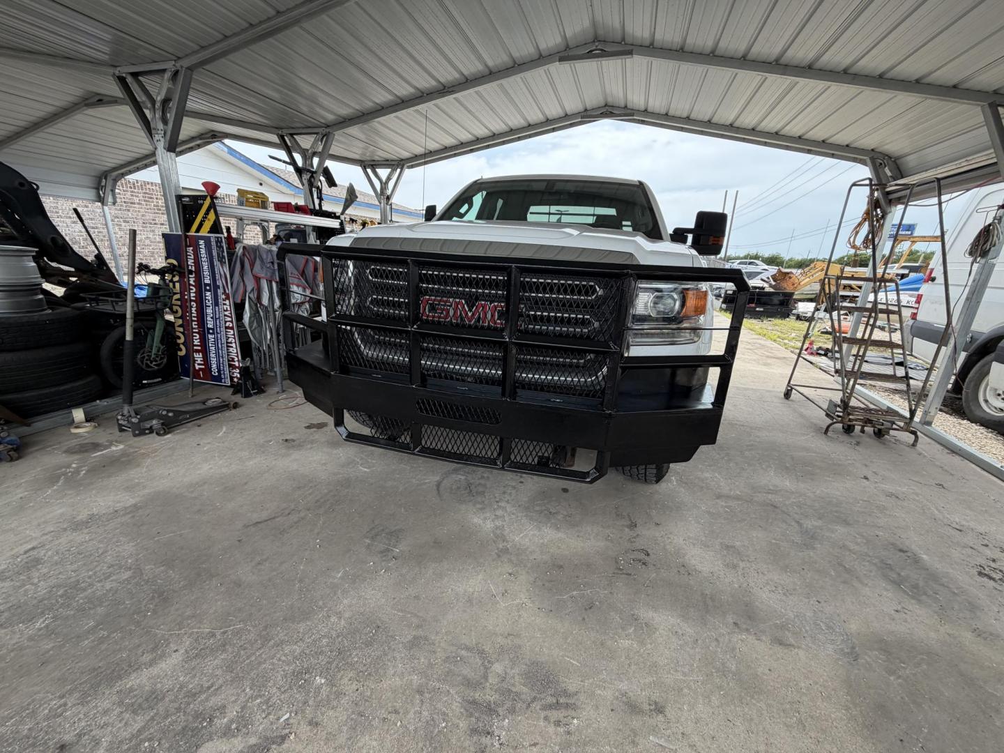 2019 White GMC Sierra 2500HD Base Double Cab Long Box 2WD (2GT21NEGXK1) with an 6.0L V8 OHV 16V FFV engine, 6A transmission, located at 1687 Business 35 S, New Braunfels, TX, 78130, (830) 625-7159, 29.655487, -98.051491 - Photo#2