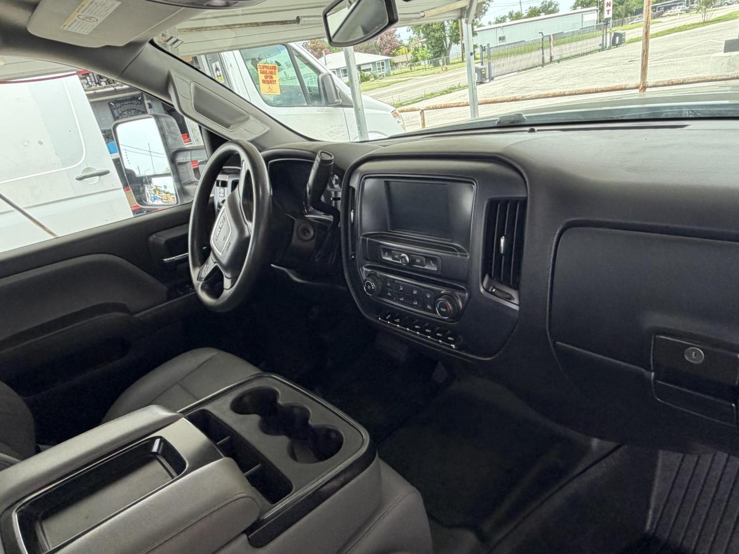 2019 White GMC Sierra 2500HD Base Double Cab Long Box 2WD (2GT21NEGXK1) with an 6.0L V8 OHV 16V FFV engine, 6A transmission, located at 1687 Business 35 S, New Braunfels, TX, 78130, (830) 625-7159, 29.655487, -98.051491 - Photo#4