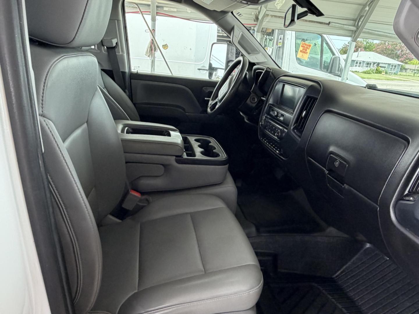 2019 White GMC Sierra 2500HD Base Double Cab Long Box 2WD (2GT21NEGXK1) with an 6.0L V8 OHV 16V FFV engine, 6A transmission, located at 1687 Business 35 S, New Braunfels, TX, 78130, (830) 625-7159, 29.655487, -98.051491 - Photo#3