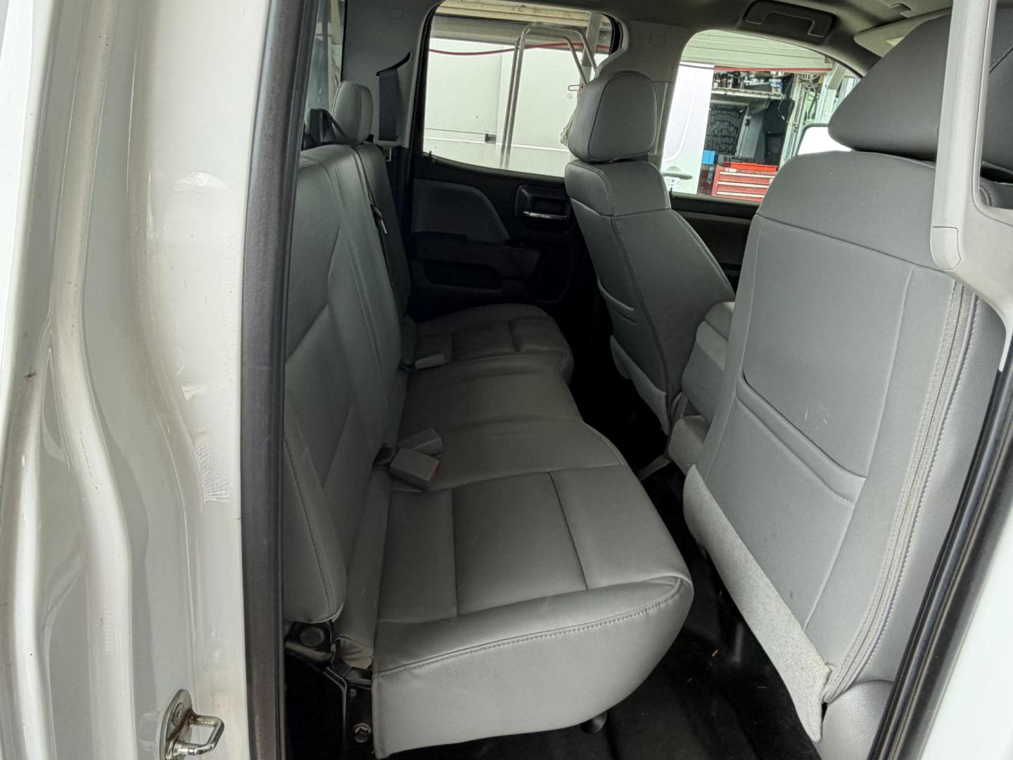 2019 White GMC Sierra 2500HD Base Double Cab Long Box 2WD (2GT21NEGXK1) with an 6.0L V8 OHV 16V FFV engine, 6A transmission, located at 1687 Business 35 S, New Braunfels, TX, 78130, (830) 625-7159, 29.655487, -98.051491 - Photo#5