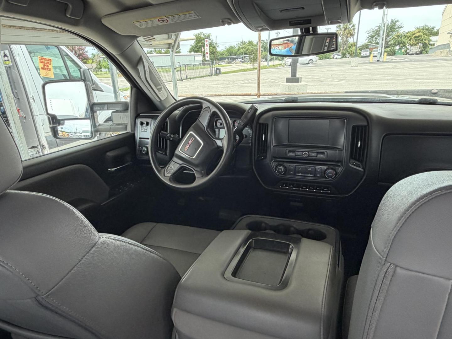 2019 White GMC Sierra 2500HD Base Double Cab Long Box 2WD (2GT21NEGXK1) with an 6.0L V8 OHV 16V FFV engine, 6A transmission, located at 1687 Business 35 S, New Braunfels, TX, 78130, (830) 625-7159, 29.655487, -98.051491 - Photo#6
