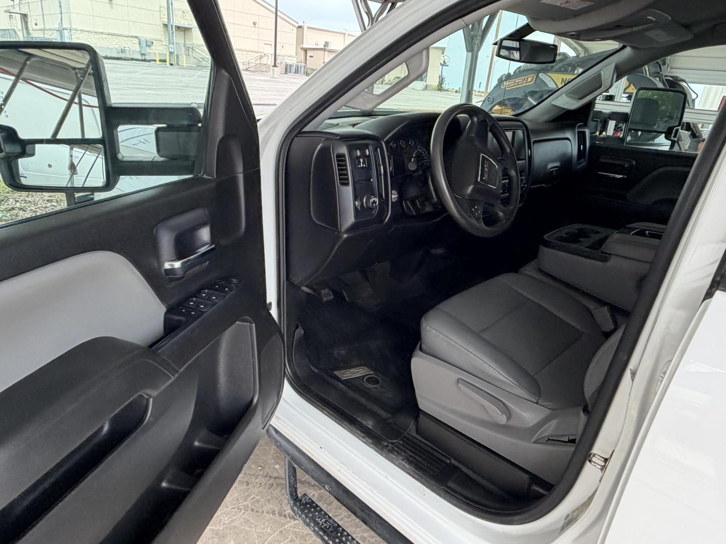 2019 White GMC Sierra 2500HD Base Double Cab Long Box 2WD (2GT21NEGXK1) with an 6.0L V8 OHV 16V FFV engine, 6A transmission, located at 1687 Business 35 S, New Braunfels, TX, 78130, (830) 625-7159, 29.655487, -98.051491 - Photo#10