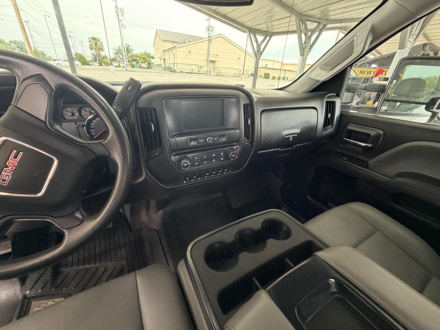 2019 White GMC Sierra 2500HD Base Double Cab Long Box 2WD (2GT21NEGXK1) with an 6.0L V8 OHV 16V FFV engine, 6A transmission, located at 1687 Business 35 S, New Braunfels, TX, 78130, (830) 625-7159, 29.655487, -98.051491 - Photo#13