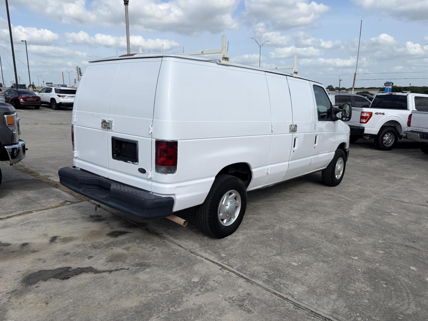 2013 White Ford E-Series Van E-250 (1FTNE2EW4DD) with an 4.6L V8 SOHC 16V engine, 4-Speed Automatic transmission, located at 1687 Business 35 S, New Braunfels, TX, 78130, (830) 625-7159, 29.655487, -98.051491 - Photo#8