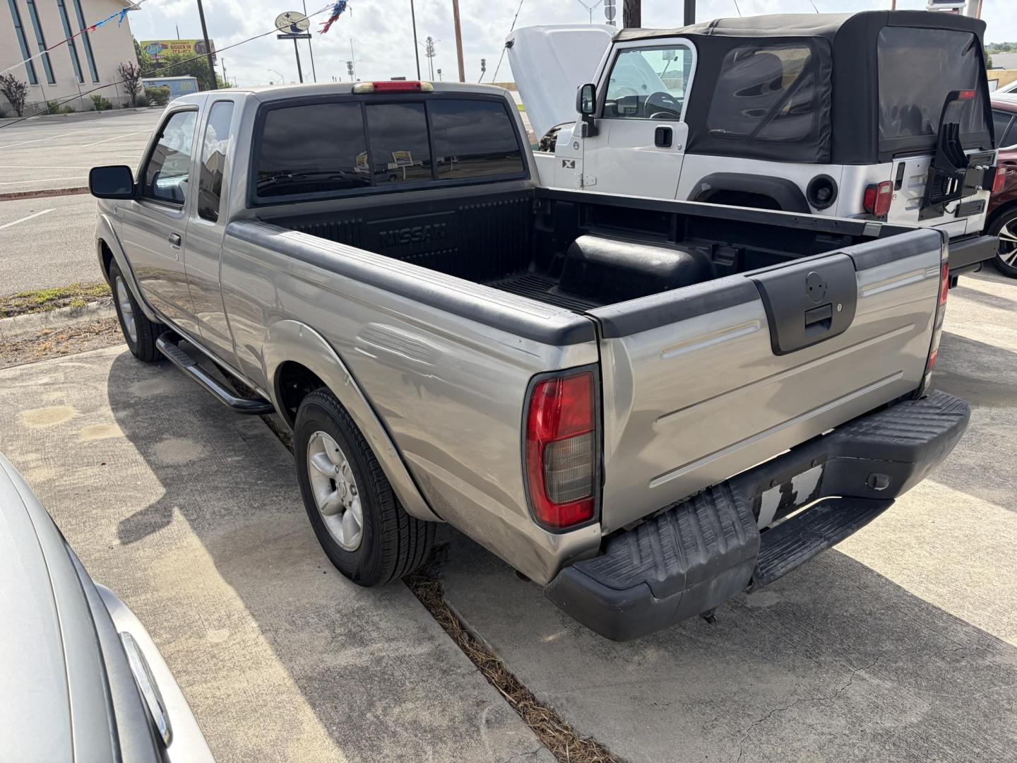 2004 Tan Nissan Frontier King Cab 2WD (1N6DD26T24C) with an 2.4L L4 DOHC 16V engine, 5-Speed Manual Overdrive transmission, located at 1687 Business 35 S, New Braunfels, TX, 78130, (830) 625-7159, 29.655487, -98.051491- Photo#5