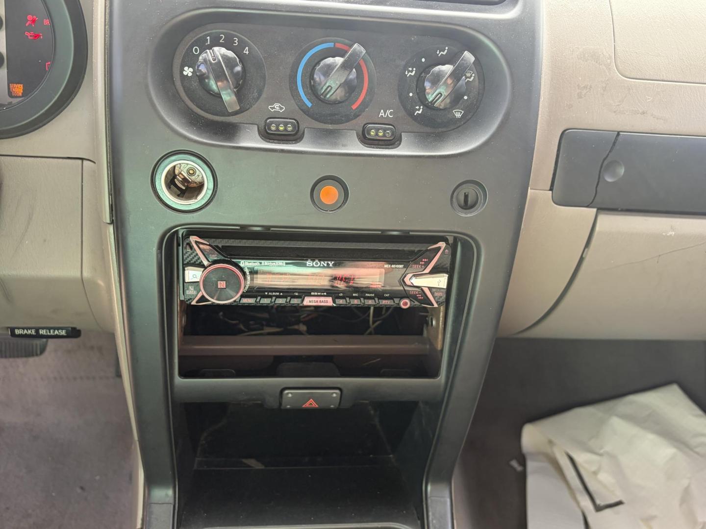2004 Tan Nissan Frontier King Cab 2WD (1N6DD26T24C) with an 2.4L L4 DOHC 16V engine, 5-Speed Manual Overdrive transmission, located at 1687 Business 35 S, New Braunfels, TX, 78130, (830) 625-7159, 29.655487, -98.051491- Photo#9