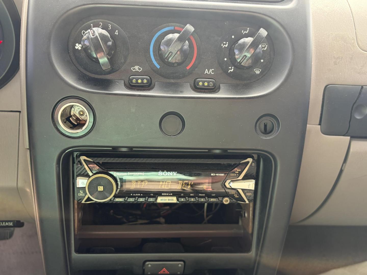 2004 Tan Nissan Frontier King Cab 2WD (1N6DD26T24C) with an 2.4L L4 DOHC 16V engine, 5-Speed Manual Overdrive transmission, located at 1687 Business 35 S, New Braunfels, TX, 78130, (830) 625-7159, 29.655487, -98.051491- Photo#10