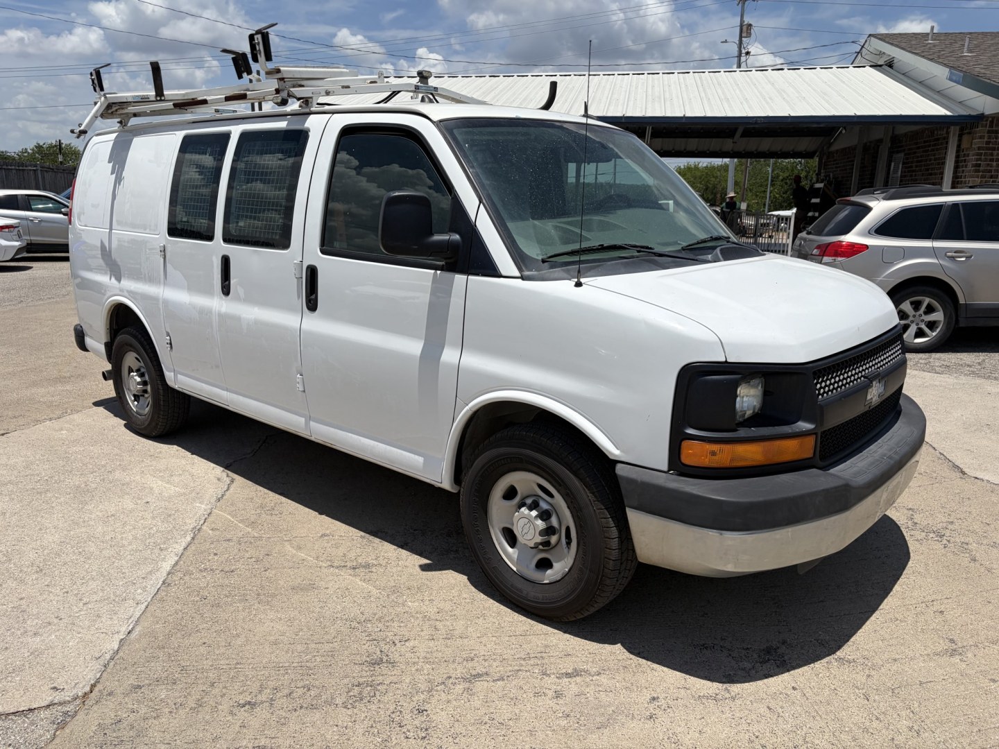 2014 White Chevrolet Express 2500 Cargo (1GCWGFCA1E1) with an 4.8L V8 OHV 16V engine, 6-Speed Automatic transmission, located at 1687 Business 35 S, New Braunfels, TX, 78130, (830) 625-7159, 29.655487, -98.051491- Photo#1