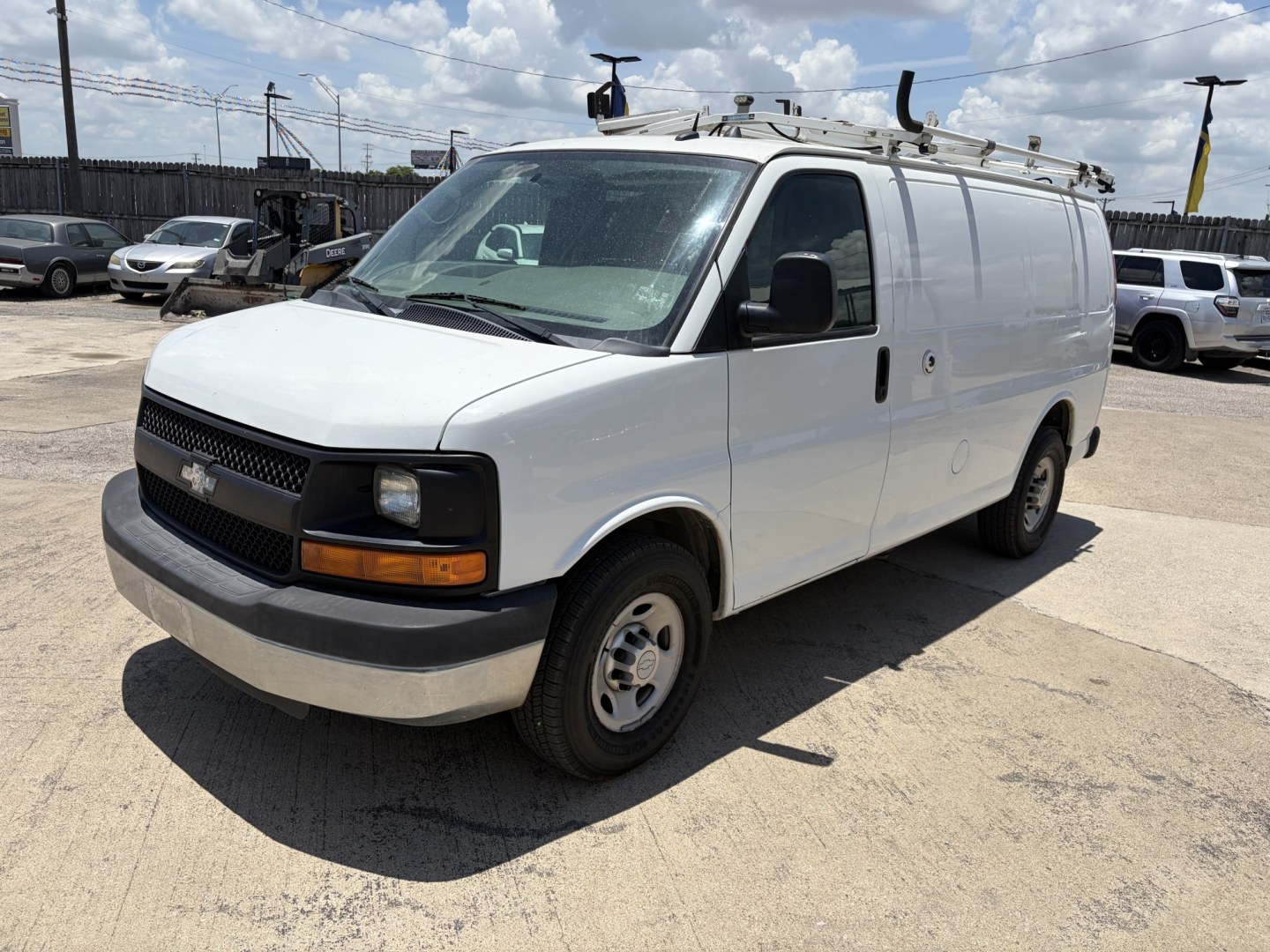 2014 White Chevrolet Express 2500 Cargo (1GCWGFCA1E1) with an 4.8L V8 OHV 16V engine, 6-Speed Automatic transmission, located at 1687 Business 35 S, New Braunfels, TX, 78130, (830) 625-7159, 29.655487, -98.051491- Photo#0