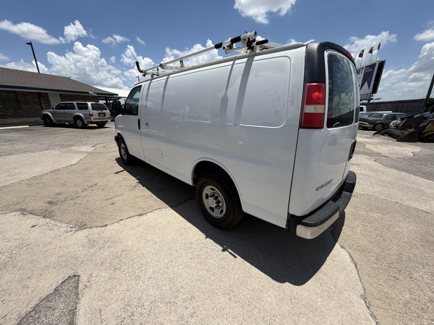 2014 White Chevrolet Express 2500 Cargo (1GCWGFCA1E1) with an 4.8L V8 OHV 16V engine, 6-Speed Automatic transmission, located at 1687 Business 35 S, New Braunfels, TX, 78130, (830) 625-7159, 29.655487, -98.051491- Photo#9