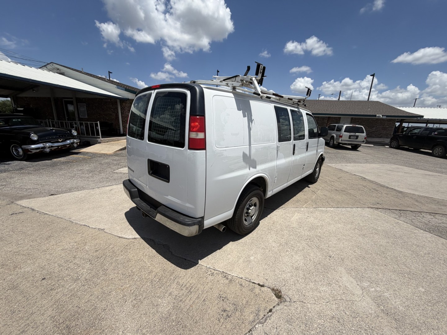 2014 White Chevrolet Express 2500 Cargo (1GCWGFCA1E1) with an 4.8L V8 OHV 16V engine, 6-Speed Automatic transmission, located at 1687 Business 35 S, New Braunfels, TX, 78130, (830) 625-7159, 29.655487, -98.051491- Photo#6