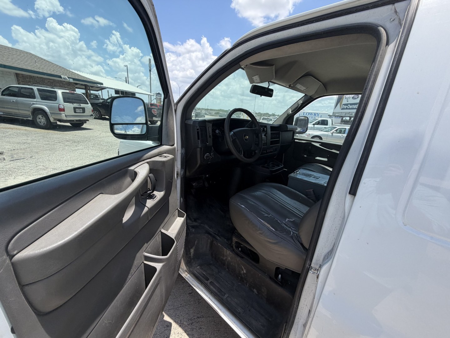 2014 White Chevrolet Express 2500 Cargo (1GCWGFCA1E1) with an 4.8L V8 OHV 16V engine, 6-Speed Automatic transmission, located at 1687 Business 35 S, New Braunfels, TX, 78130, (830) 625-7159, 29.655487, -98.051491- Photo#10