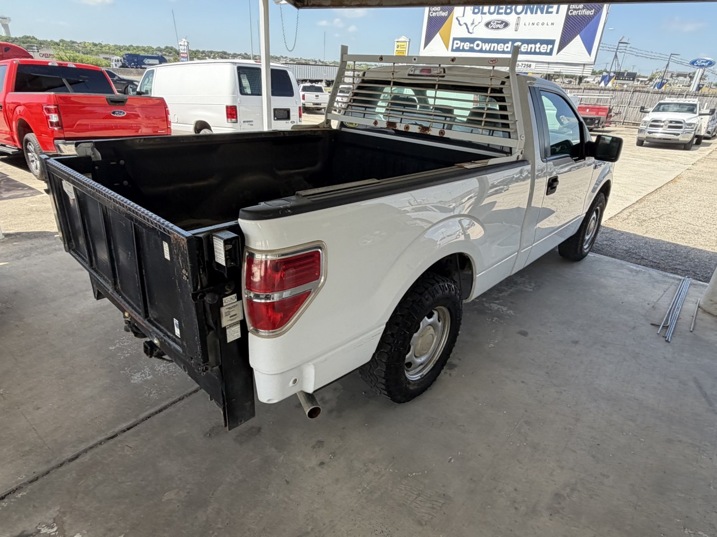 2014 White Ford F-150 STX 6.5-ft. Bed 2WD (1FTMF1CM3EK) with an 3.7L V6 DOHC 24V engine, 6A transmission, located at 1687 Business 35 S, New Braunfels, TX, 78130, (830) 625-7159, 29.655487, -98.051491- Photo#4