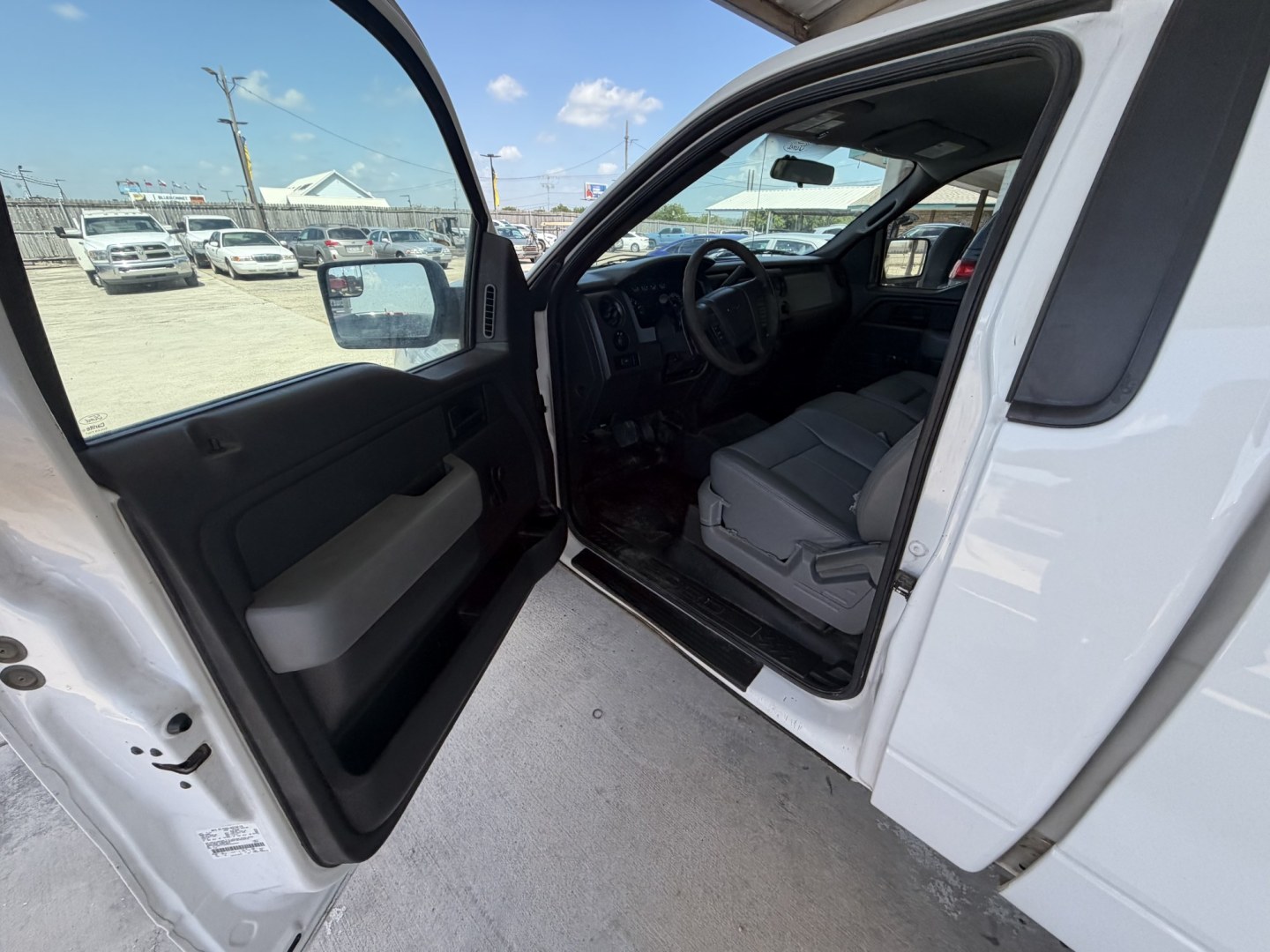 2014 White Ford F-150 STX 6.5-ft. Bed 2WD (1FTMF1CM3EK) with an 3.7L V6 DOHC 24V engine, 6A transmission, located at 1687 Business 35 S, New Braunfels, TX, 78130, (830) 625-7159, 29.655487, -98.051491- Photo#7