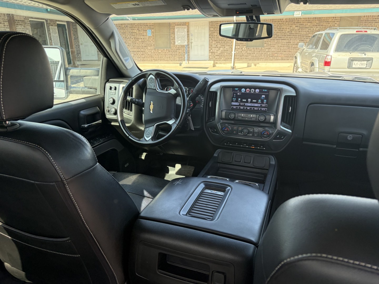 2018 Silver Chevrolet Silverado 1500 LT Crew Cab Long Box 4WD (3GCUKREC2JG) with an 5.3L V8 OHV 16V engine, 6A transmission, located at 1687 Business 35 S, New Braunfels, TX, 78130, (830) 625-7159, 29.655487, -98.051491- Photo#5