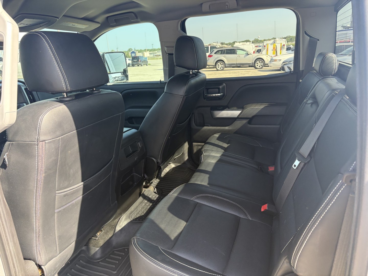 2018 Silver Chevrolet Silverado 1500 LT Crew Cab Long Box 4WD (3GCUKREC2JG) with an 5.3L V8 OHV 16V engine, 6A transmission, located at 1687 Business 35 S, New Braunfels, TX, 78130, (830) 625-7159, 29.655487, -98.051491- Photo#7