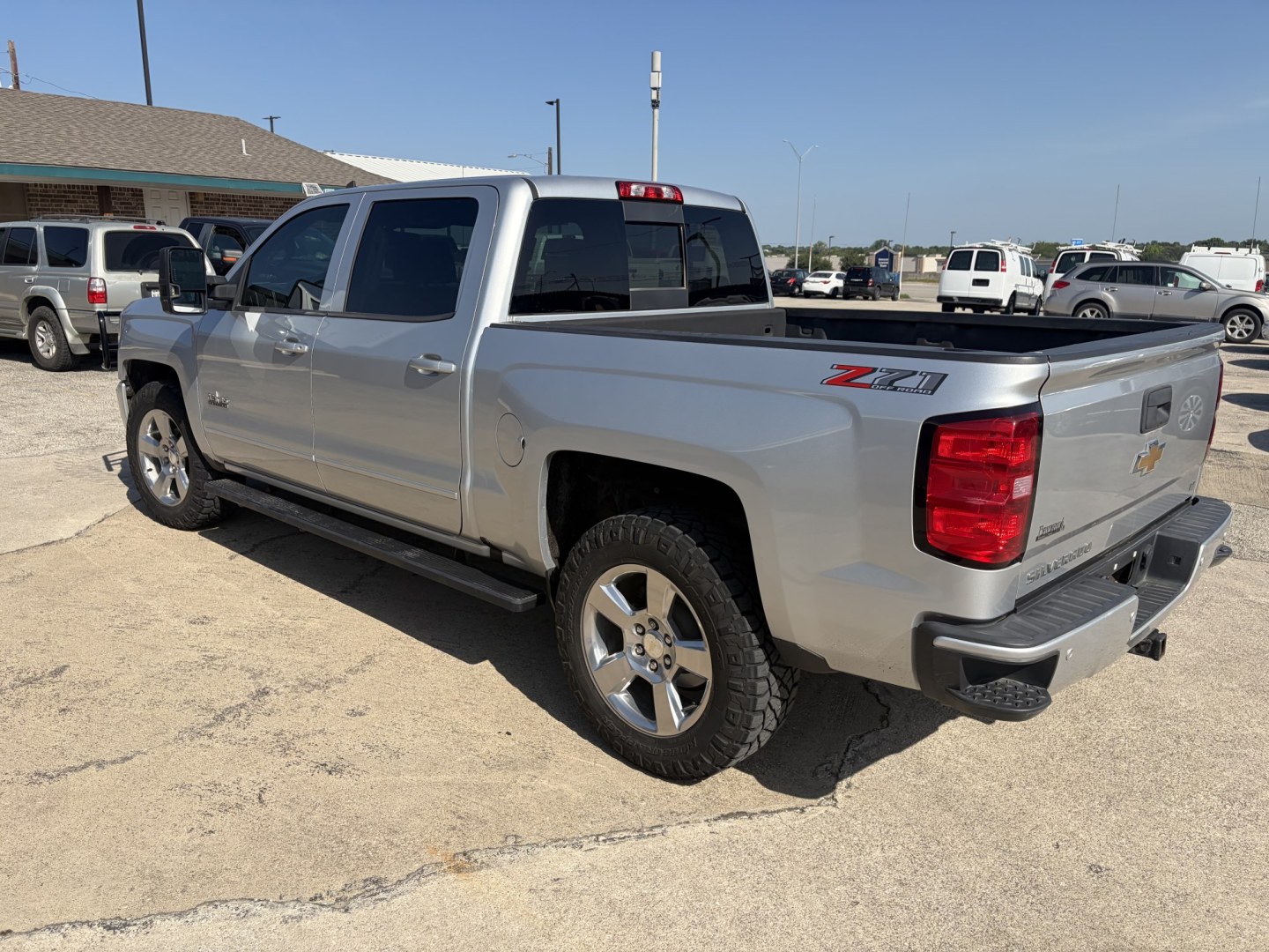 2018 Silver Chevrolet Silverado 1500 LT Crew Cab Long Box 4WD (3GCUKREC2JG) with an 5.3L V8 OHV 16V engine, 6A transmission, located at 1687 Business 35 S, New Braunfels, TX, 78130, (830) 625-7159, 29.655487, -98.051491- Photo#6