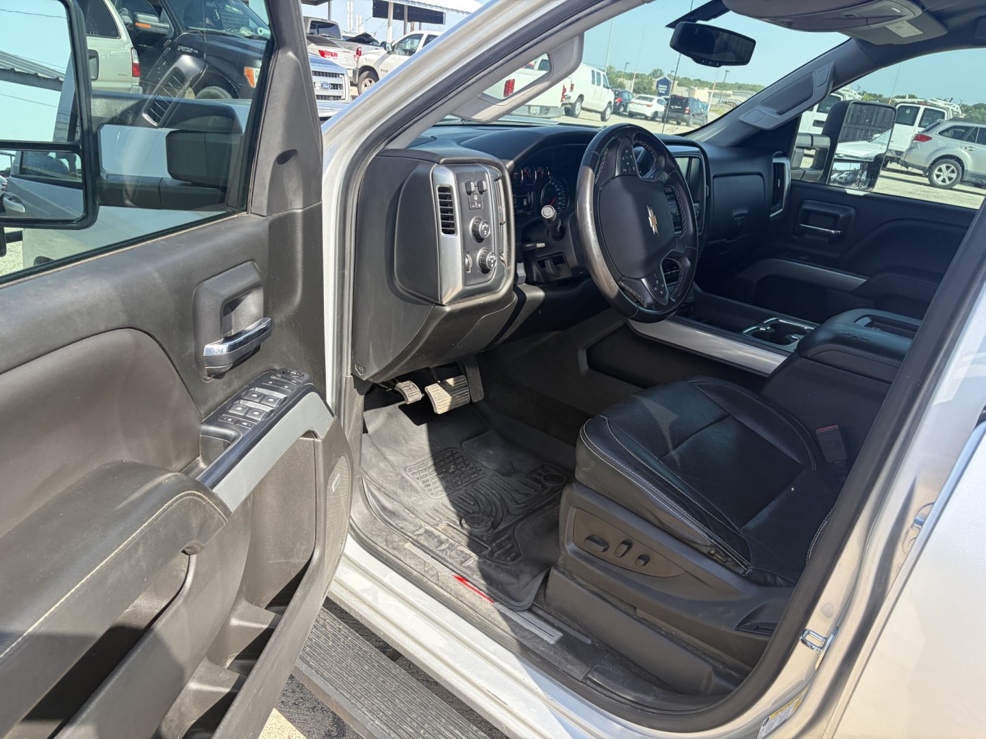 2018 Silver Chevrolet Silverado 1500 LT Crew Cab Long Box 4WD (3GCUKREC2JG) with an 5.3L V8 OHV 16V engine, 6A transmission, located at 1687 Business 35 S, New Braunfels, TX, 78130, (830) 625-7159, 29.655487, -98.051491- Photo#8