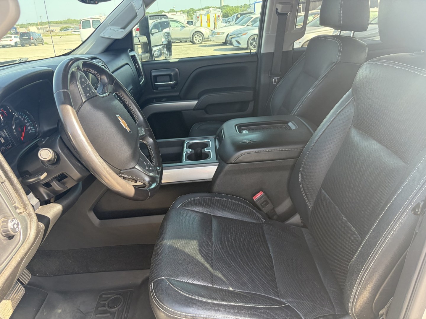 2018 Silver Chevrolet Silverado 1500 LT Crew Cab Long Box 4WD (3GCUKREC2JG) with an 5.3L V8 OHV 16V engine, 6A transmission, located at 1687 Business 35 S, New Braunfels, TX, 78130, (830) 625-7159, 29.655487, -98.051491- Photo#9